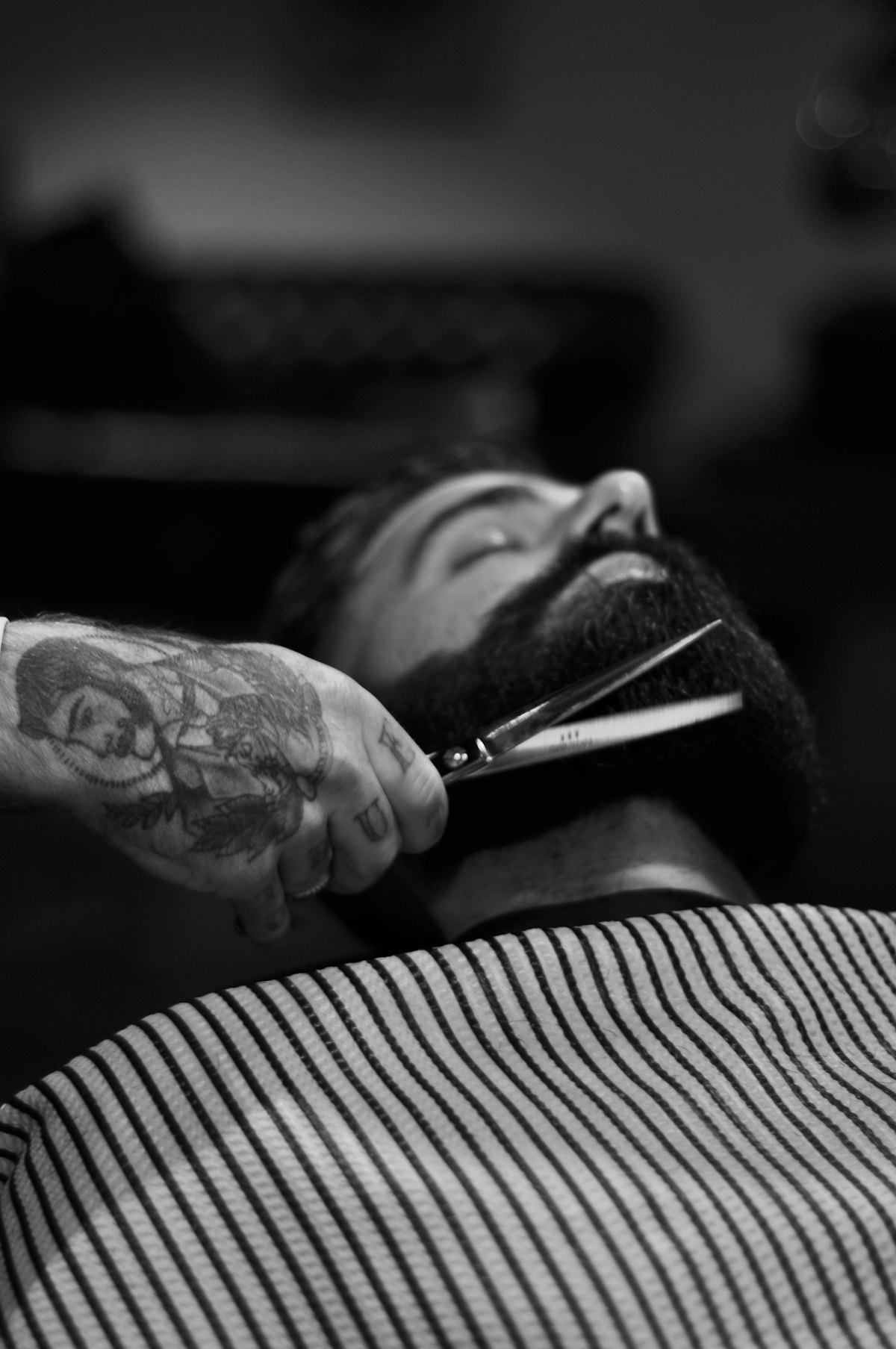 Perfilado de barba con tijera