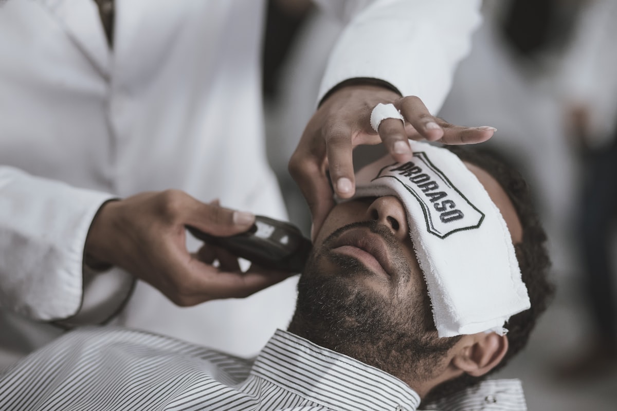 Ritual de toalla caliente sobre el rostro de un cliente